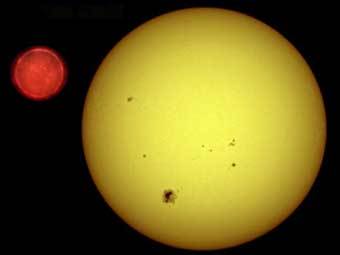 Красный карлик (рисунок Walt Feimer, NASA) в сравнении с Солнцем (снимок NASA). Коллаж Ленты.ру 