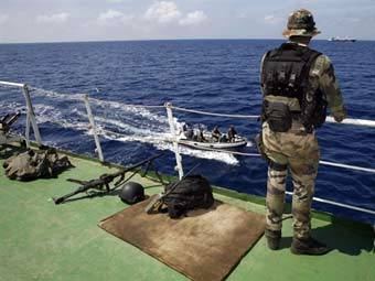 Французский спецназовец на патрульном катере в прибрежных водах Сомали. Фото ©AFP