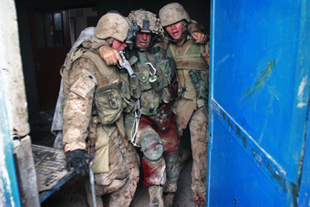 Раненый американский морской пехотинец. Фото www.michaelyon-online.com