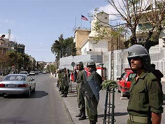 Полицейские у здания американского посольства в Дамаске. Фото ©AFP