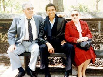 Мэделин Данэм (справа), Барак Обама (в центре) и Стэнли Данэм. Архивное фото ©AFP