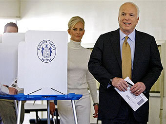 Джон и Синди Маккейн на избирательном участке. Фото ©AFP