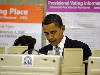 Барак Обама на избирательном участке. Фото ©AFP