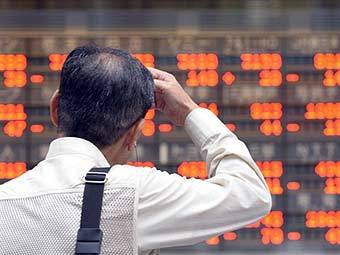 Трейдер на токийской бирже. Фото AFP