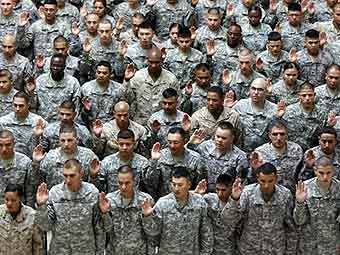 Американские военные в Ираке на церемонии получения гражданства. Фото ©AFP