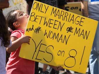 Участник акции в поддержку запрета однополых браков. Фото ©AFP