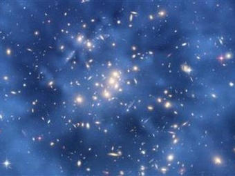 ���� ������ ������� ������ �������������� ��������� Cl 0024+17. ���� NASA/Hubble