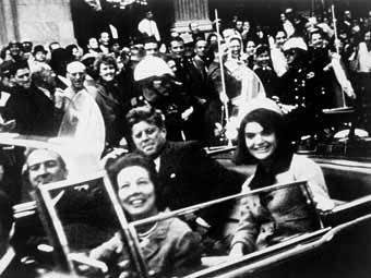 Джон и Жаклин Кеннеди в президентском лимузине за несколько минут до убийства. Фото с сайта Библиотеки Конгресса США