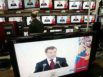 Дмитрий Медведев на экранах телевизоров. Фото ©AFP