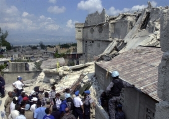 Рухнувшая школа на Гаити. Фото (c)AFP Рухнувшая школа на Гаити. Фото (c)AFP