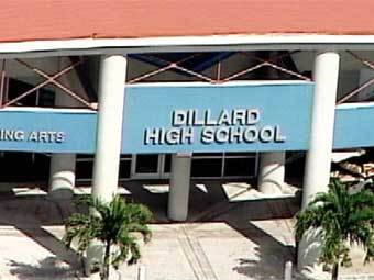 Школа Dillard High School. Кадр телеканала Local10