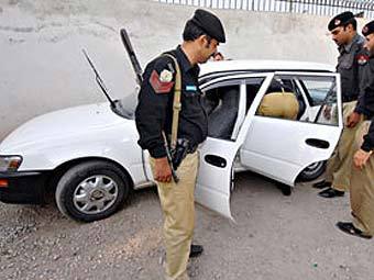 Полиция осматривает автомобиль Хасматуллы Атар-заде. Фото ©AFP 