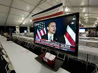 Барак Обама на экране телевизора. Фото ©AFP 