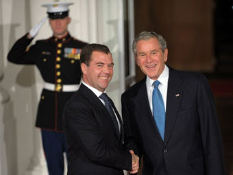 Дмитрий Медведев (слева) и Джордж Буш. Фото ©AFP