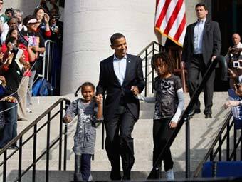 Обама с дочерьми. Фото ©AFP