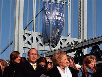 Церемония переименования нью-йоркского моста. Фото ©AFP