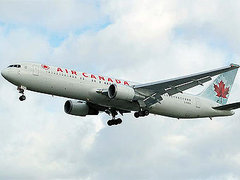 "Boeing-767" ������������ Air Canada. ���� Adrian Pingstone � ����� wikipedia.org