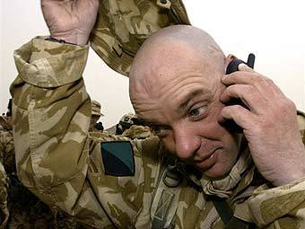 Ирландский военнослужащий с мобильным телефоном. Фото ©AFP