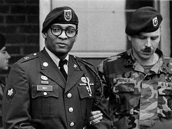 Рональд Грей (слева) в сопровождении военного полицейского. Архивное фото ©AP