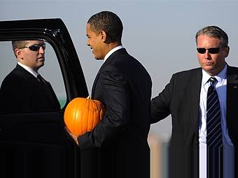 Барак Обама c телохранителями. Фото ©AFP