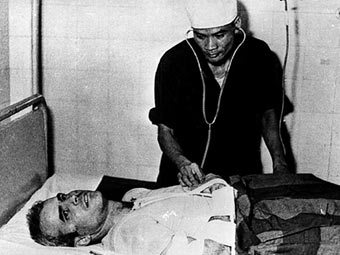 Джон Маккейн во вьетнамском плену, 1967 год. Фото ©AFP