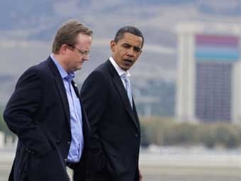 Роберт Гиббс (слева) и Барак Обама