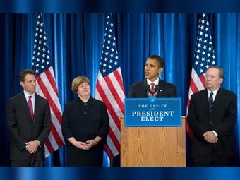Тимоти Гайтнер (крайний слева), Кристина Ромер, Барак Обама и Ларри Саммерс. Фото ©AFP