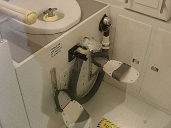 Туалет на МКС. Фото с сайта travelblog.org