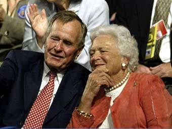 Джордж Буш-старший с супругой Барбарой. Фото ©AFP