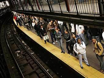 Пассажиры в нью-йоркском метро. Фото ©AFP