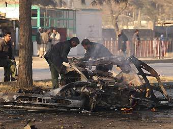 Афганские следователи на месте взрыва. Фото ©AFP.