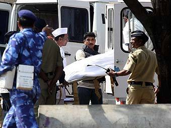 Полиция и спецназовцы выносят из "Тадж Махала" тело погибшего. Фото ©AFP