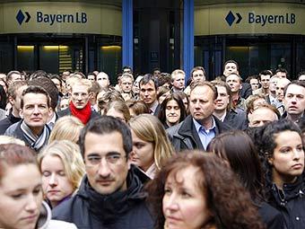 Демонстрация сотрудников BayernLB перед зданием банка. Фото ©AFP