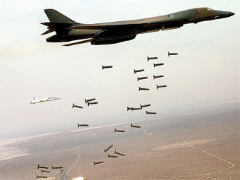 Самолет ВВС США сбрасывает кассетные бомбы. Фото с сайта www.af.mil