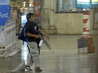 Один из террористов, Азам Амир Касаб, на железнодорожной станции в Мумбаи. Фото ©AP, архив