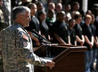 Американский генерал выступает перед рекрутами. Фото Chip Somodevilla, Getty Images North America