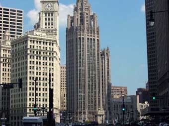 Tribune Tower (справа) в Чикаго. Фото с сайта american-architecture.info