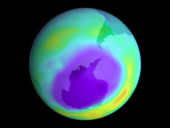 Схематическое изображение состояния озонового слоя на 2000 год. Фиолетовым показаны озоновые дыры. Изображение с сайта science.howstuffworks.com