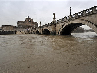 Разлив Тибра. Фото (c)AFP Разлив Тибра. Фото (c)AFP