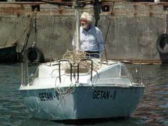 Евгений Гвоздев на яхте "Getan II". Архивное фото с сайта газеты "Дагестанская правда"