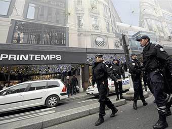 Полиция у здания универмага Printemps Haussmann. Фото (c)AFP 