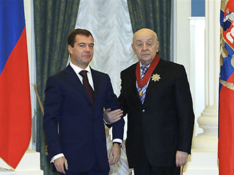 Дмитрий Медведев и Леонид Броневой на церемонии награждения. Фото ©AFP