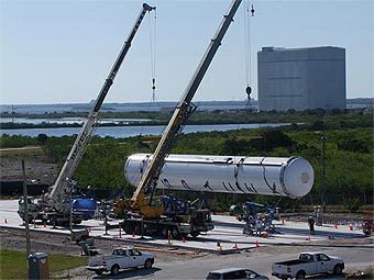 Транспортировка одной из ступеней ракеты-носителя Falcon-9 компании SpaceX. Фото с сайта компании