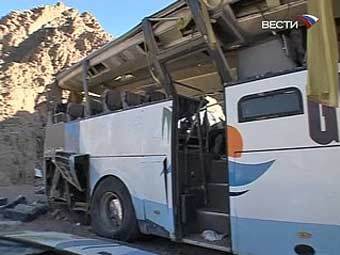 Разбившийся в Египте автобус. Кадр телеканала 'Вести' Разбившийся в Египте автобус. Кадр телеканала 'Вести'