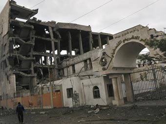 Здание парламента палестинской администрации в Газе после израильской бомбардировки. Фото ©AFP