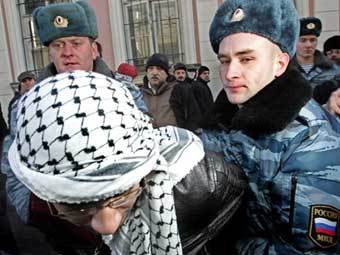 Задержание одного из участников митинга у здания посольства Израиля в Москве. Фото ©AFP