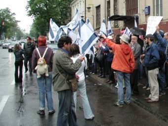 У посольства Израиля в Москве. Фото с сайта Jewish.Ru 