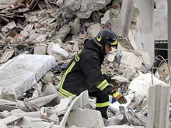 Пожарный на месте взрыва дома в Италии. Фото (c)AFP, архив