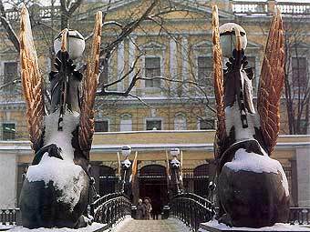 Грифоны на Банковском мосту. Фото Владимира Мельникова с сайта wikipedia.org