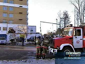 Пожарные у дома в Жулебино, в котором произошел пожар. Кадр телеканала "Россия"